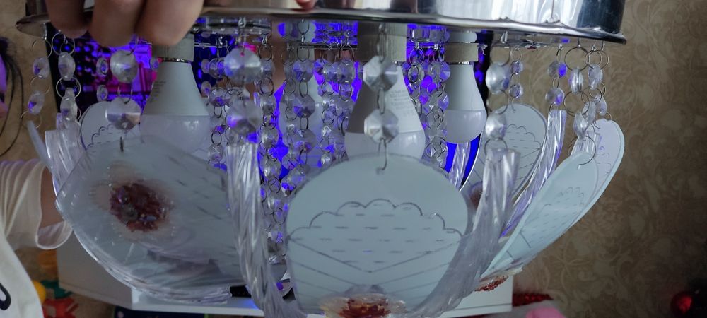 Продам потолочную люстру