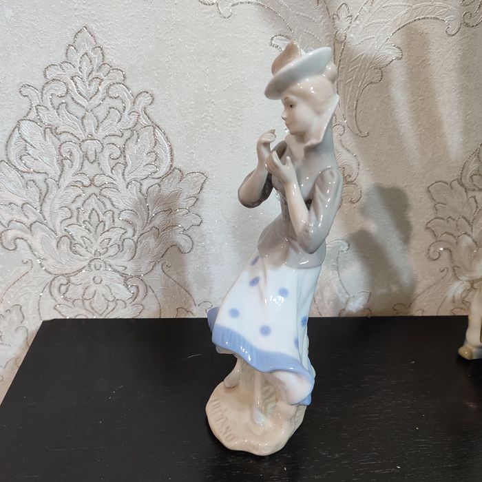 Статуэтка фарфоровая