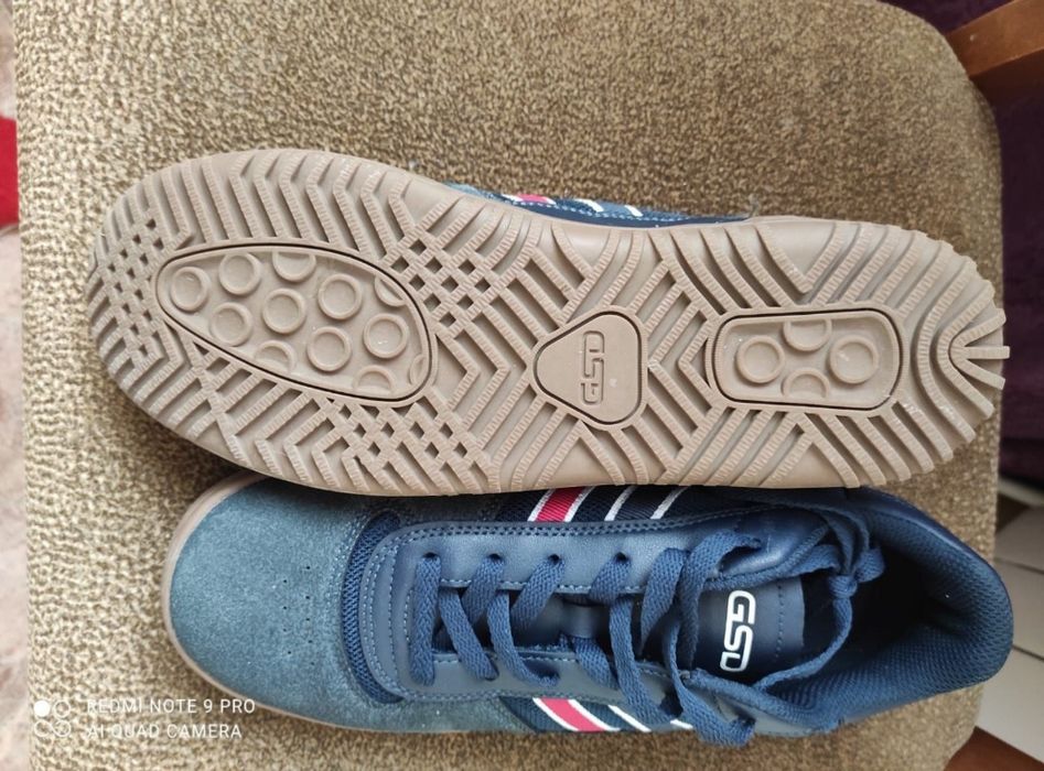 Спортивные кеды, футзалки.