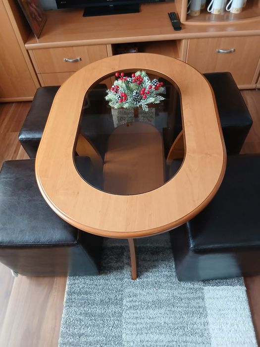 Mobila de living, canapea si masuta de cafea