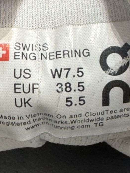 Маратонки ON CLOUD .Номер 38.5