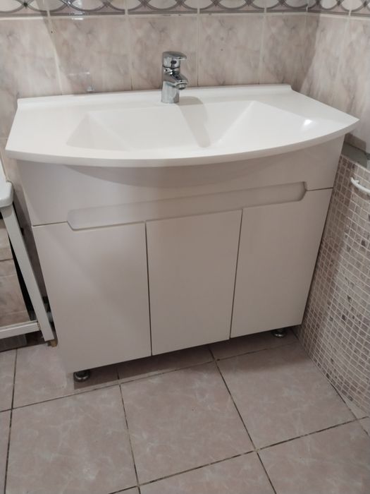 Раковина с тумбой и зеркало