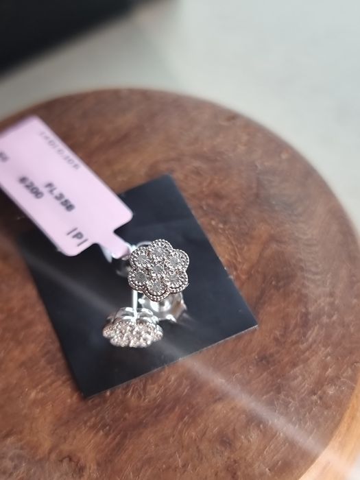 Cercei de argint cu diamante - cadoul ideal