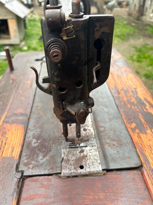 Vând o mașină de cusut Minerva originală