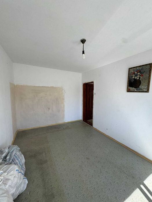 Privat apartament 4 camere 80mp semidecomandat zona Toamnei-Harmanului balcon inchis, termopane, beci, conditie: neimbunatatit