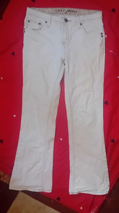 Pantaloni evazați