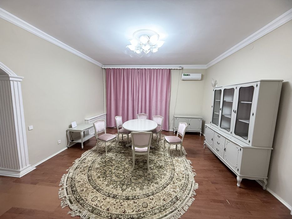 Skver,west minster instituti,Amir Temur metro oldida bollaga kvartira