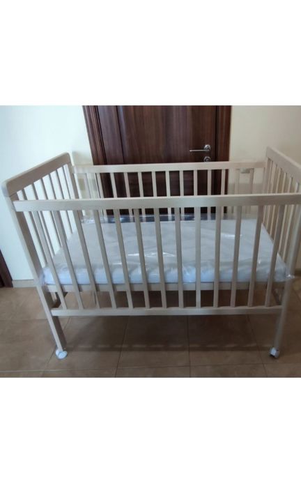 Продаю детскую,деревянную,импортную кроватку с ортопедическим матрасом