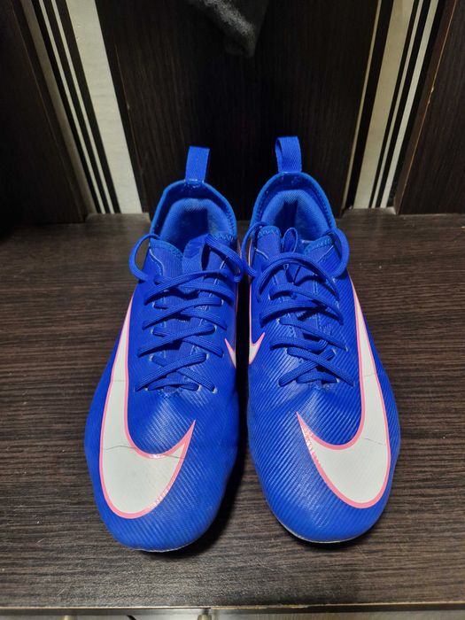 Футболни бутонки Nike и adidas