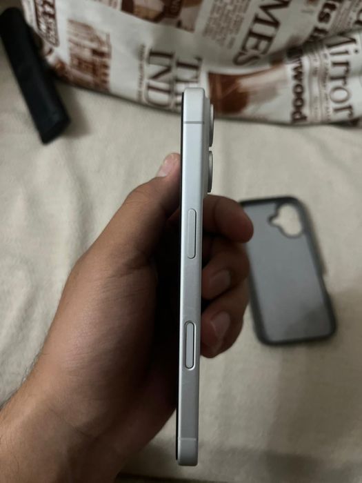 Apple iPhone 16