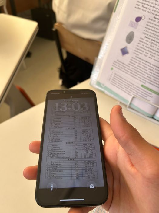 Айфон 13 в черно синем цвете