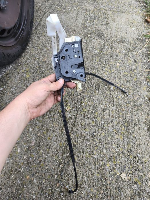 Broască cu cabluri ușă stânga față Volkswagen Passat B6 3C1837015A