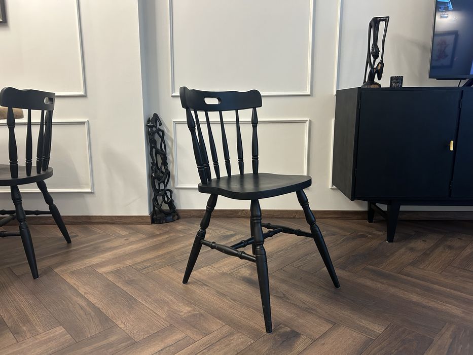 Дървени черни трапезни столове