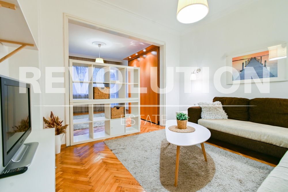 Дава се под наем Тристаен апартамент в София, Център - 86 кв.м за 800 € - Снимка #1