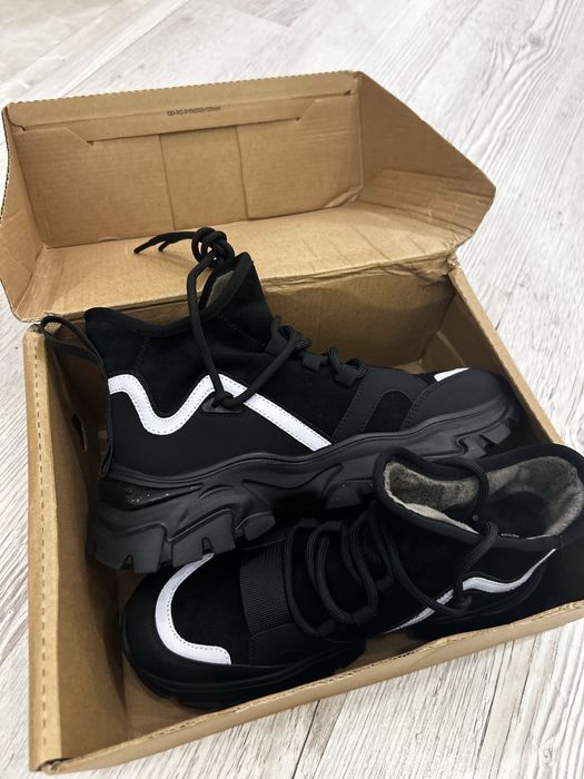 Кросовки женские 37 р