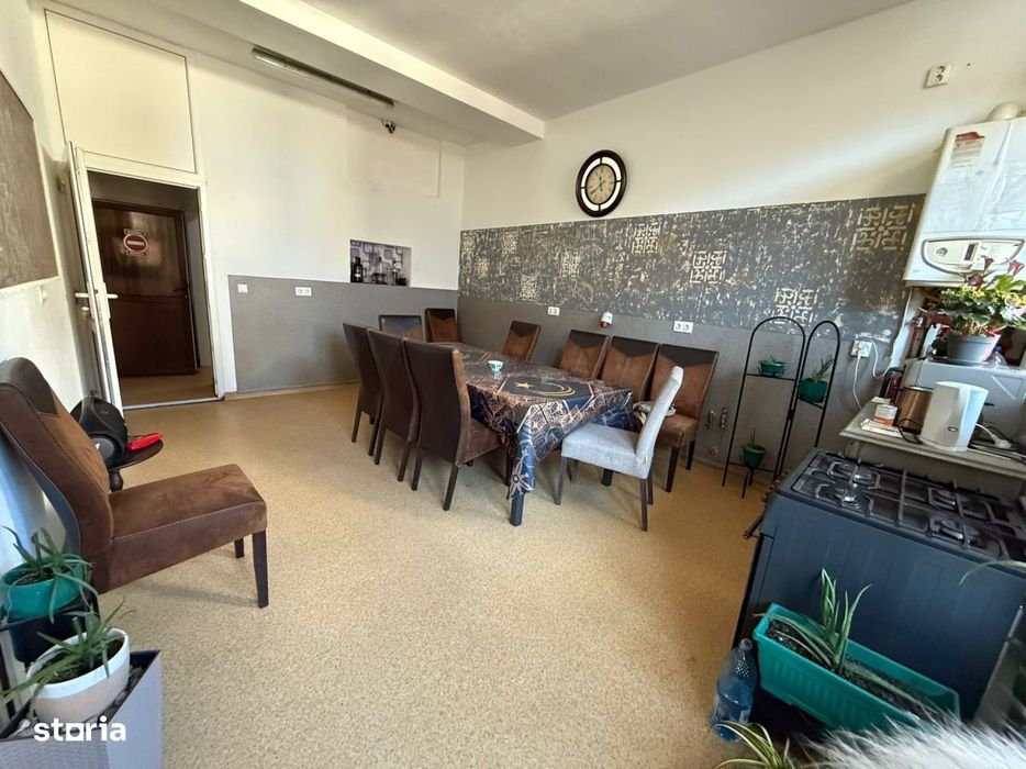 Spatiu comercial+locuinta la mansarda,3 dormitoare, living,5 bai, tere
