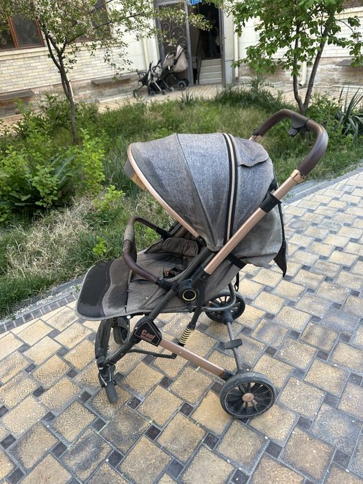 Детская прогулочная коляска