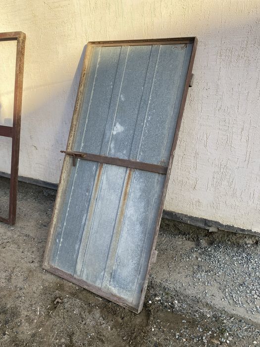 Железная дверь.