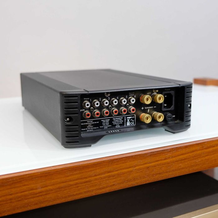 Rega Brio интегриран усилвател