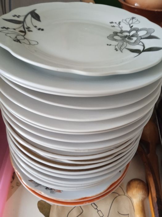 Отдам тарелки недорого
