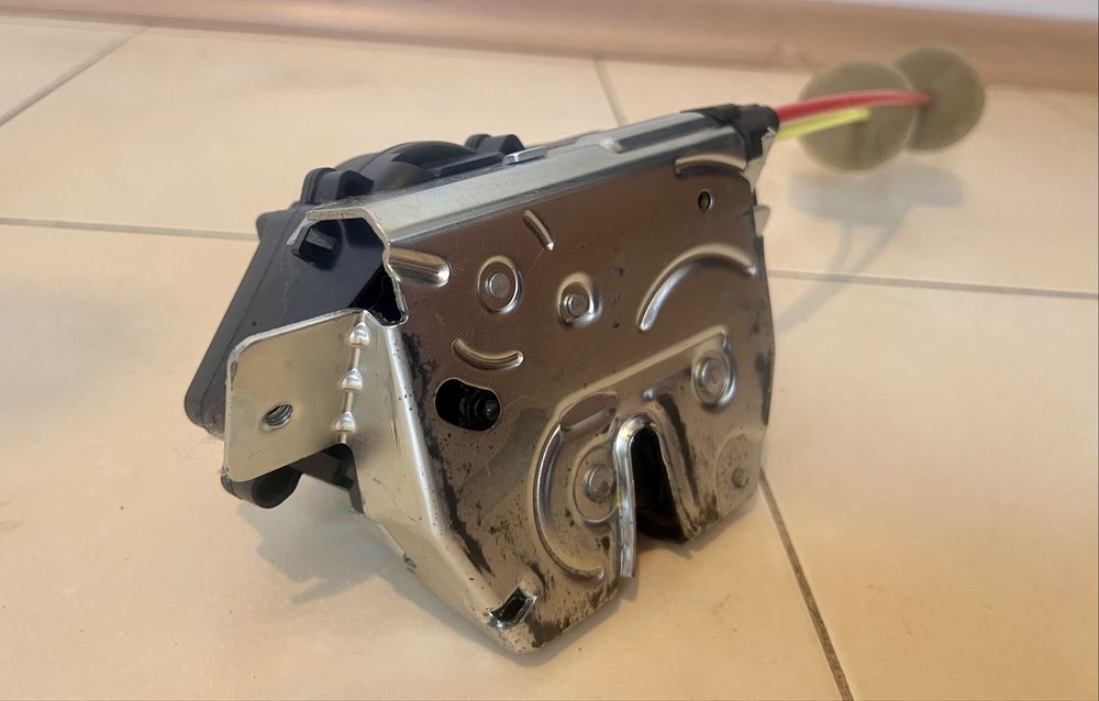 Заключващ механизъм за багажник на Мерцедес Е Class/ML- (5 врата)