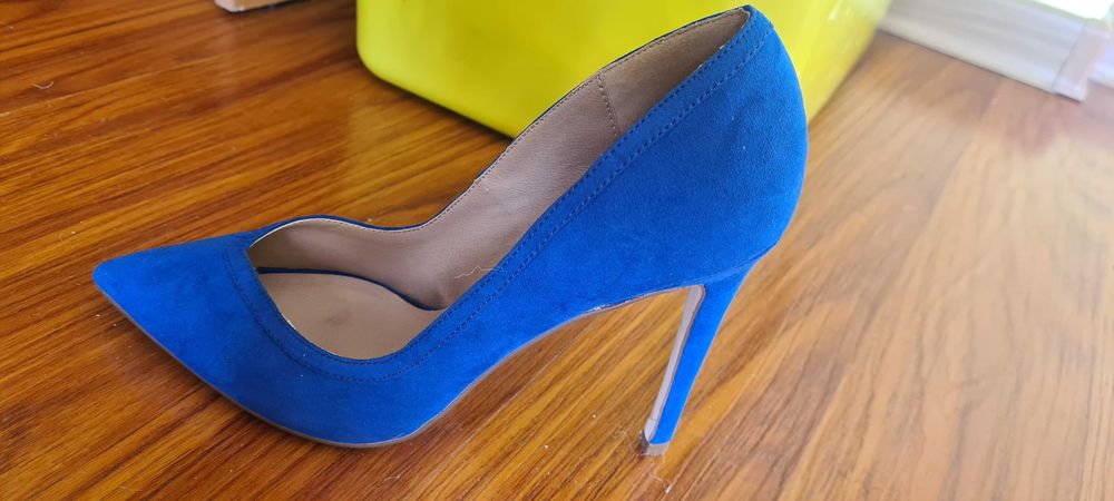 Продам остроносые туфли