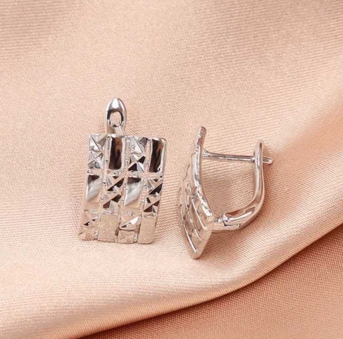 Серебряные серьги продам новые,
