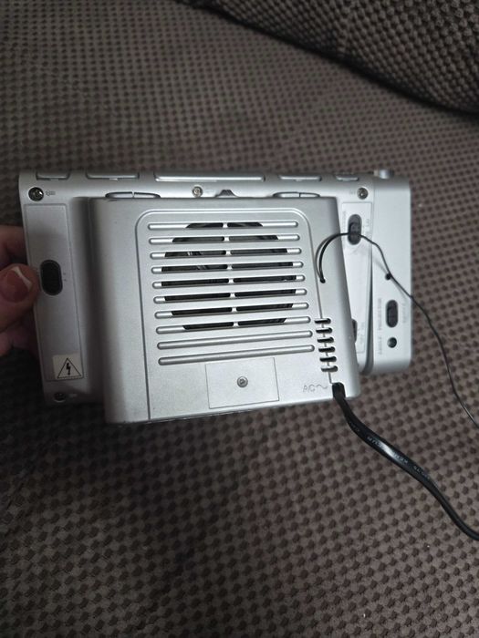 Радио часовник с прекция на тавана