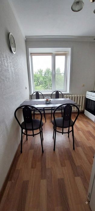 Продам кухонный стол со стульями