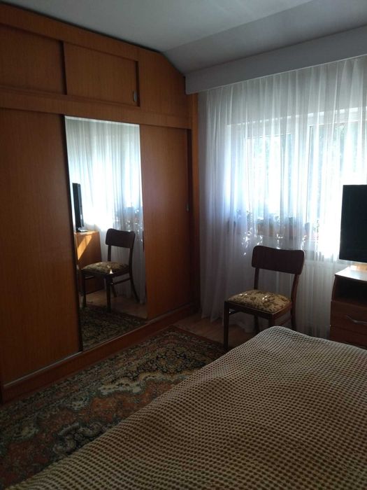 Inchiriez apartament cu 3 camere in vila sector 2