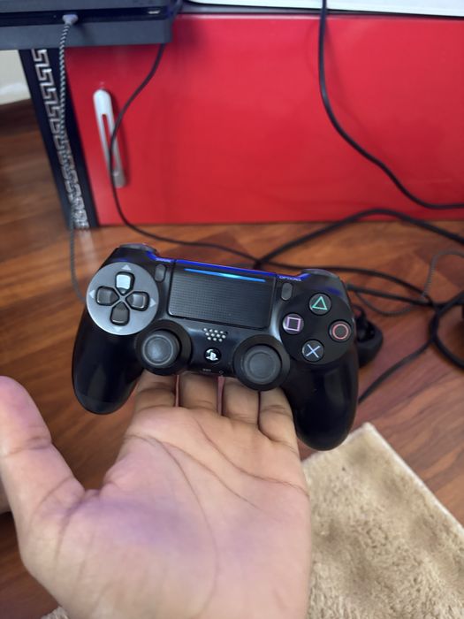 Ps4 Slim 500gb в много добро състояние с един джоистик и игра подарък