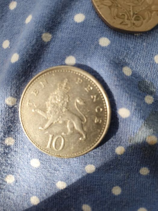 Vând monede cu regina Elisabeta din 2002 și 2006