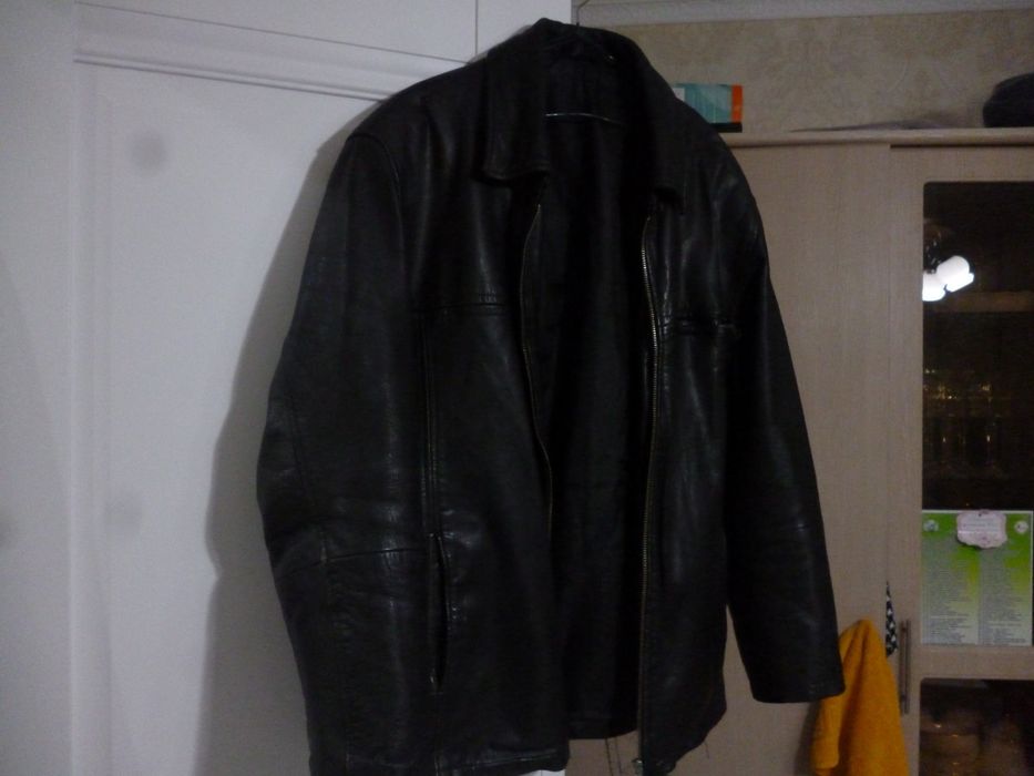 Черная кожаная куртка
