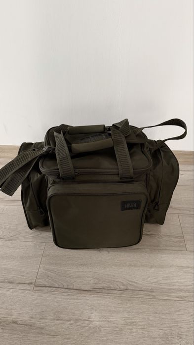 Vand 2 genti Nash pentru pescuit