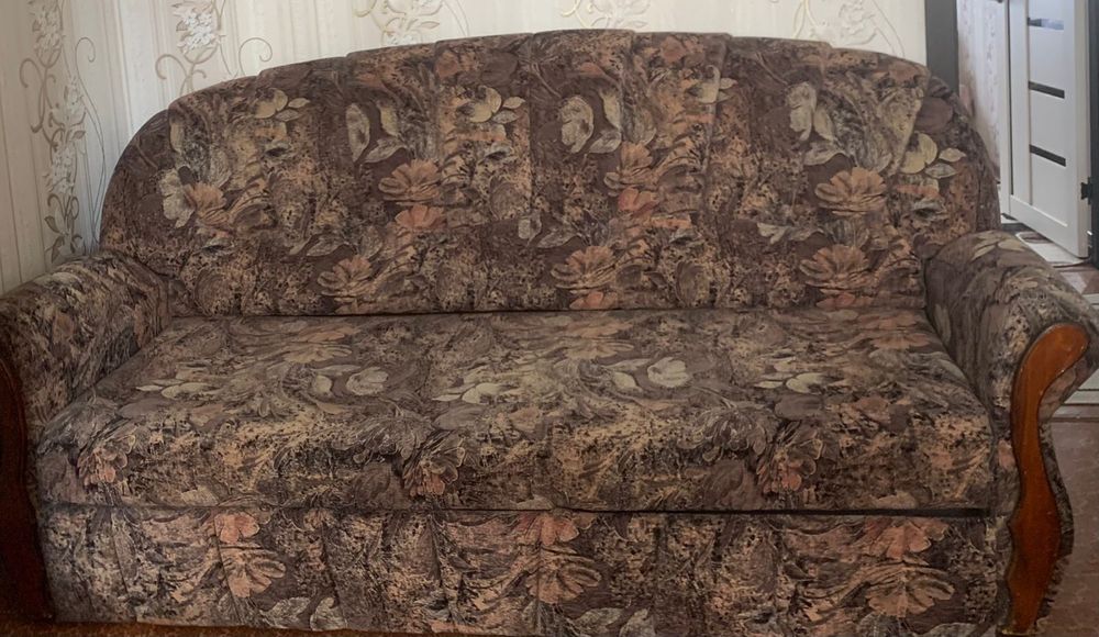 Продам хороший диван с креслами