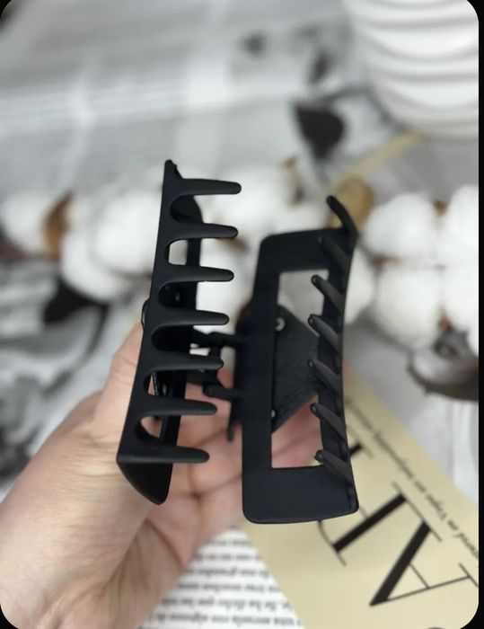 Крабик-заколка для волос в дизайне Prada.