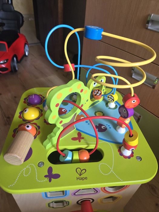 Дървен дидактически куб с активности Hape