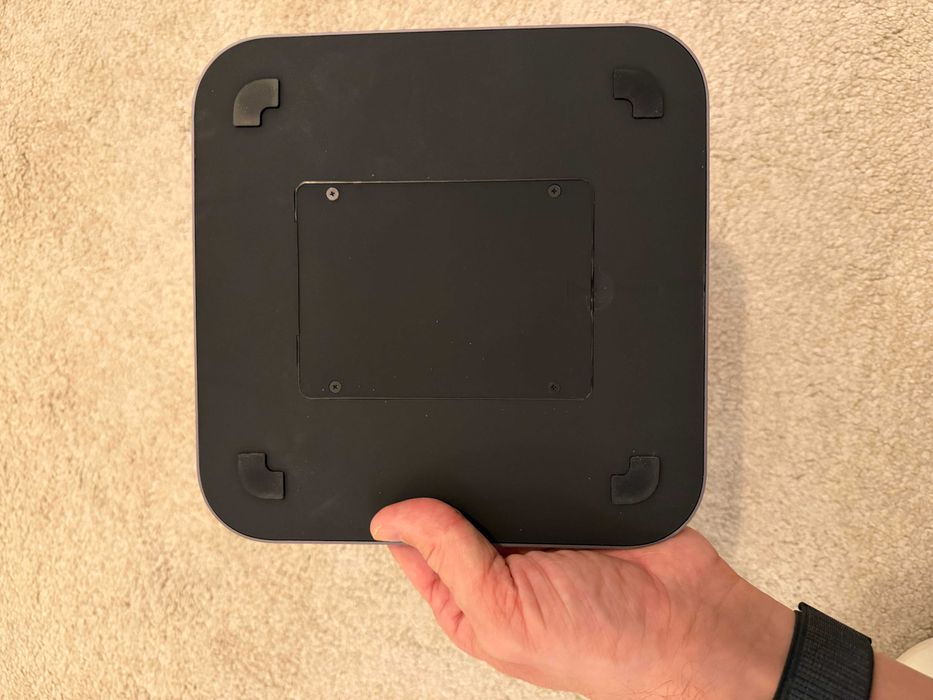 Mac Mini M1 și Hub Satechi (Extensie Porturi + Spațiu Stocare)