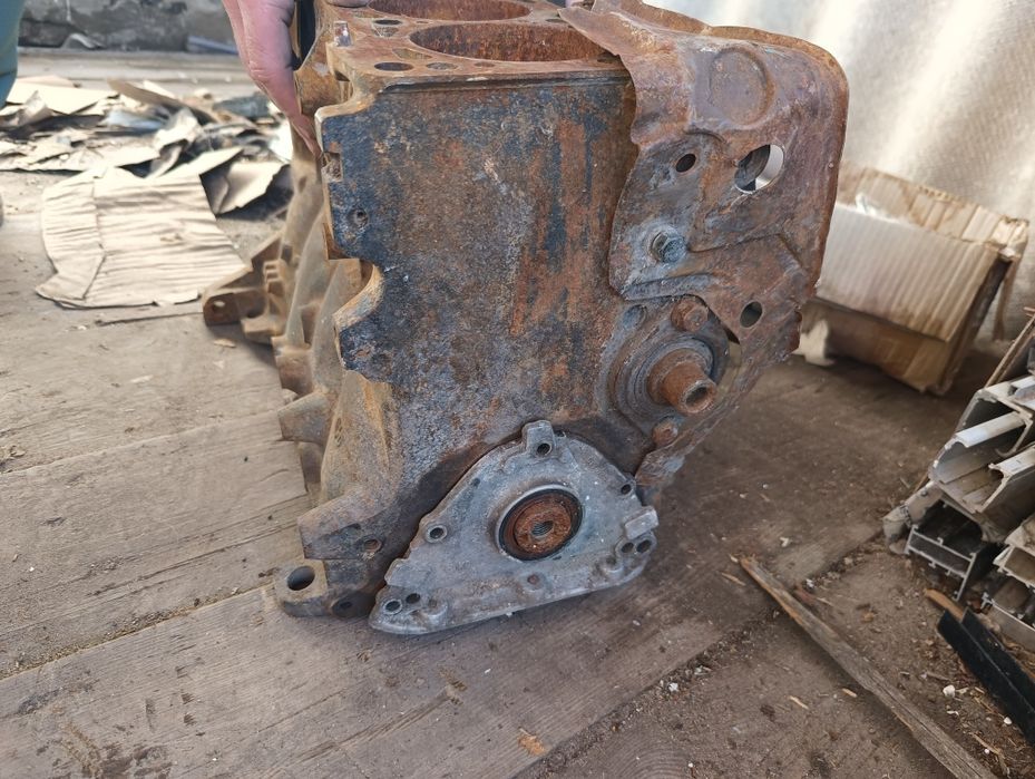 Блок цилиндров Audi 80 B3 2л