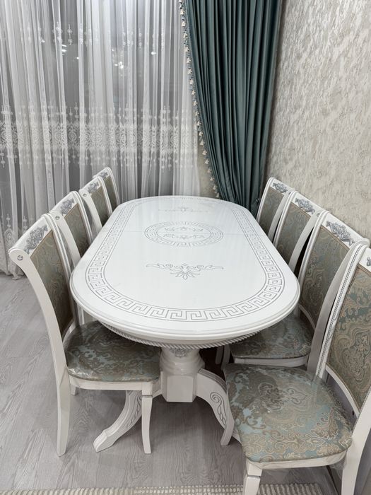 Срочно продам диван, стол и стулья (комплект).