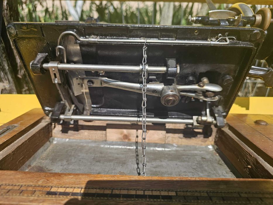 Masina de cusut Victoria antica