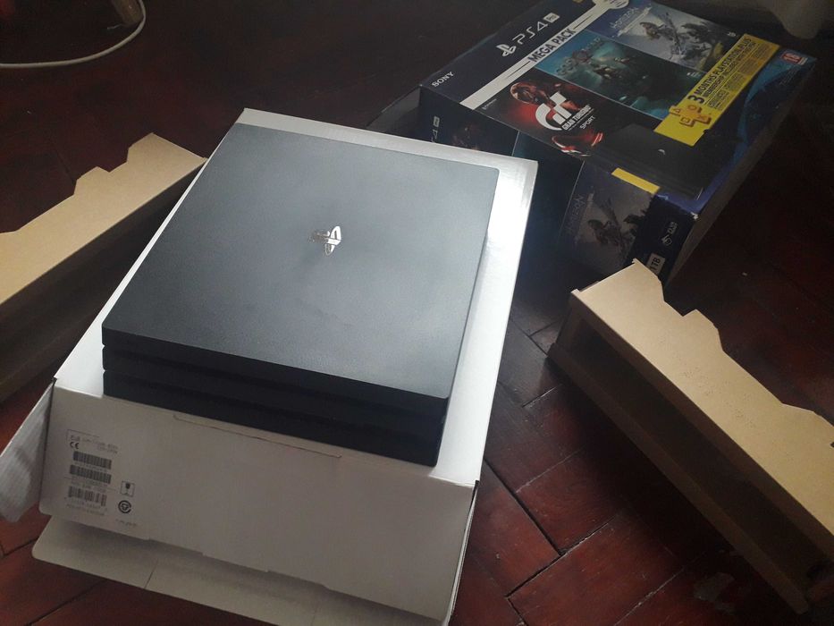 Vand jocuri Playstaton 4 si bonus dau o consola