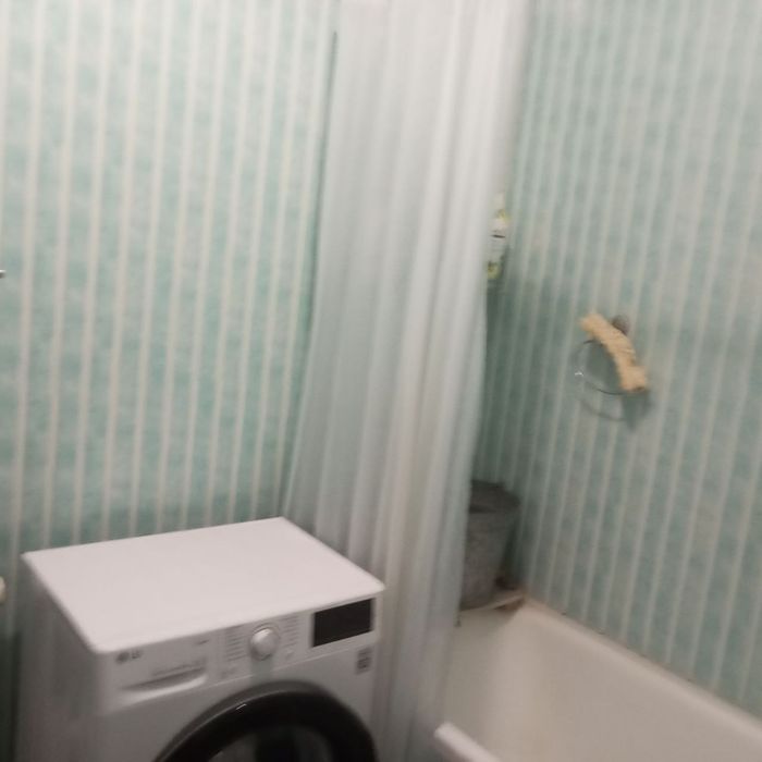 Яшаш, офис, магазин ва турли хизмат курсатиш учун уй сотилади.