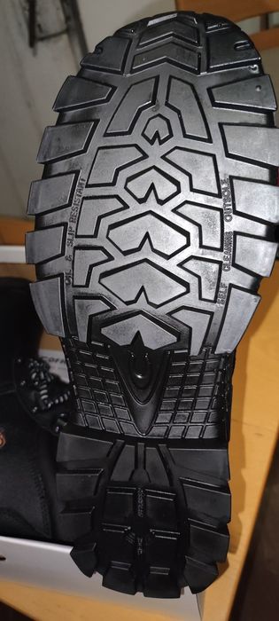 Работни обувки - чисто нови.