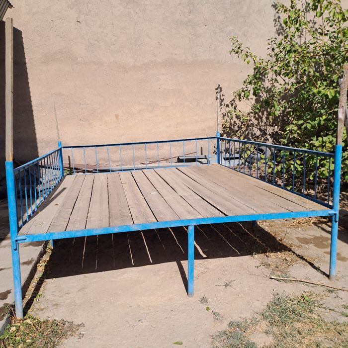 Топчан ,ағаш тақ айымен бірге сатылады