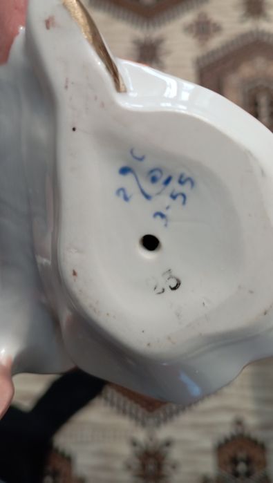 Две статуэтки пляшущая парочка