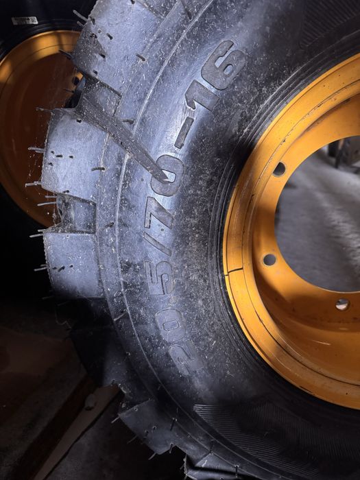 Покрышки с диском на спецтехнику
