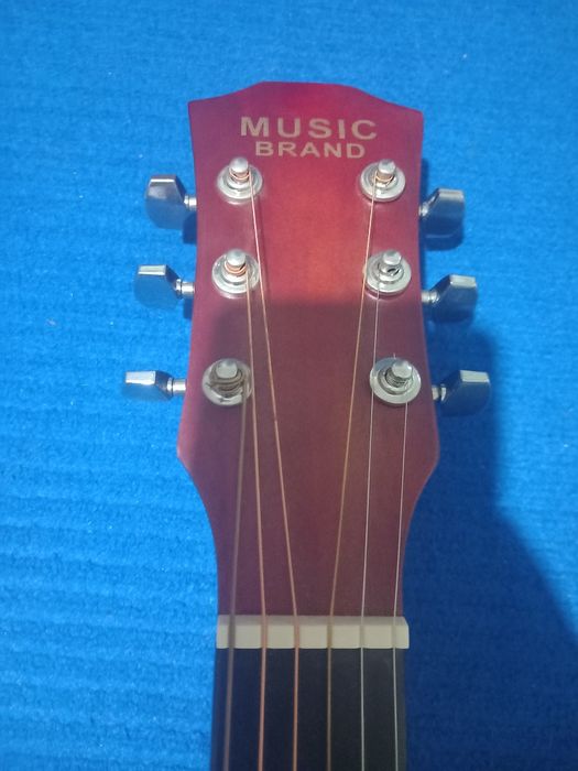 Akustik gitara sotiladi.Haqiqiy Indoneziyaniki.