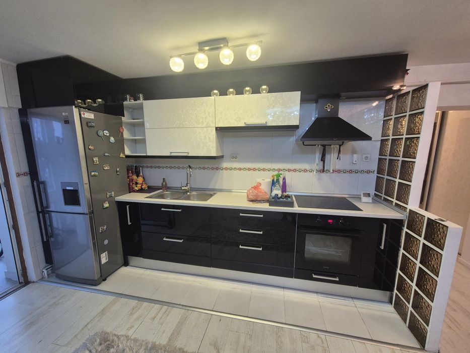 Apartament de vanzare 3 camere - Targoviste Micro 3- str. Constantin Brancoveanu nr 70