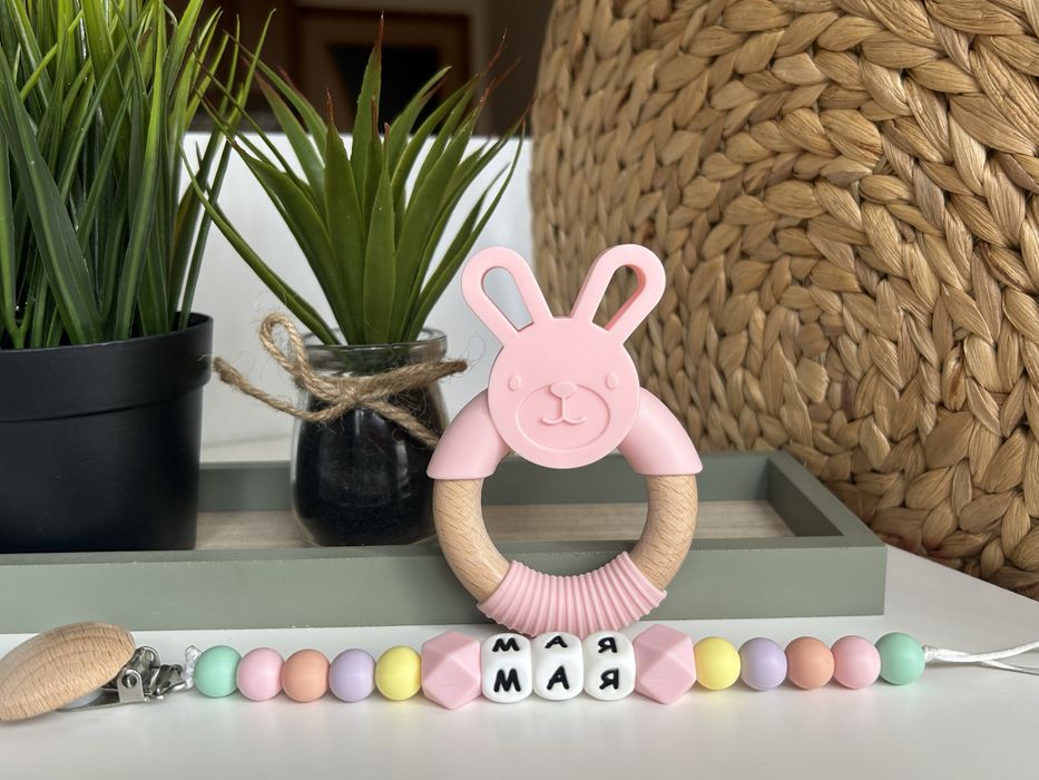 Силиконов клипс за биберон с име и гризалка